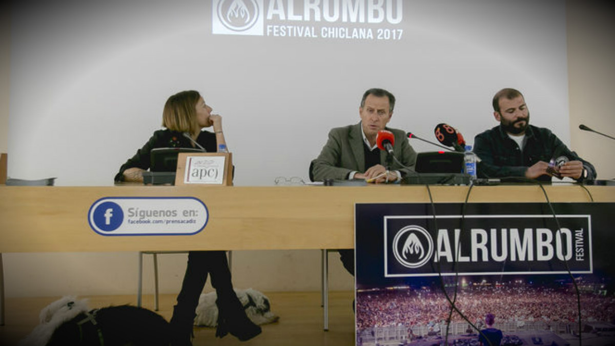 El alcalde de Chiclana, José María Román (PSOE), presentando el festival junto a los responsables de Alrumbo.