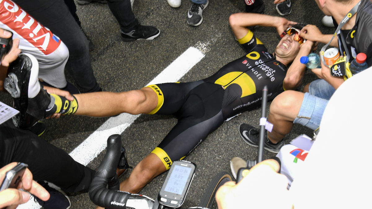 Calmejane, en la meta, ganó la etapa pero sufrió calambres. (AFP)