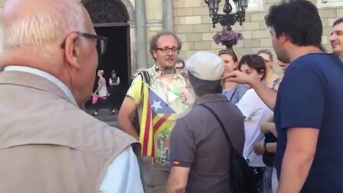 Catalanes increpan a un guía turístico por manipular a sus clientes con la estelada.