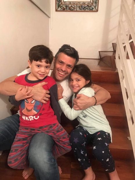 Leopoldo López con sus hijos tras ser liberado