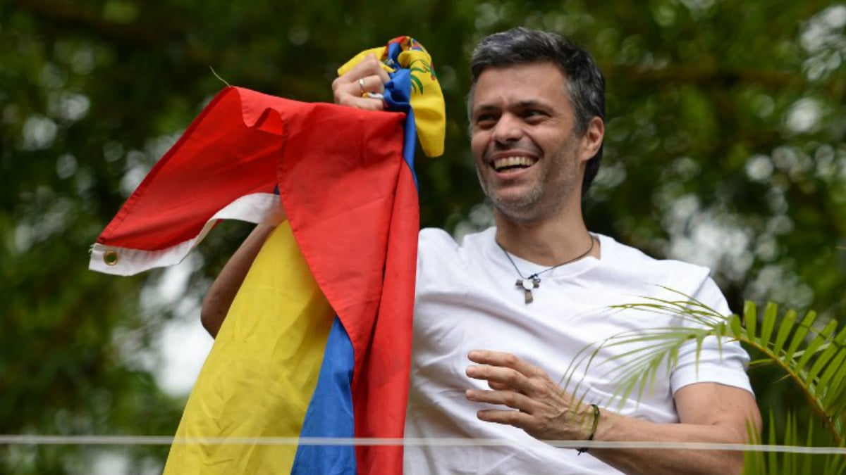 Leopoldo López ondea la bandera de Venezuela tras ser liberado de la prisión de Ramo Verde. (Foto: AFP)