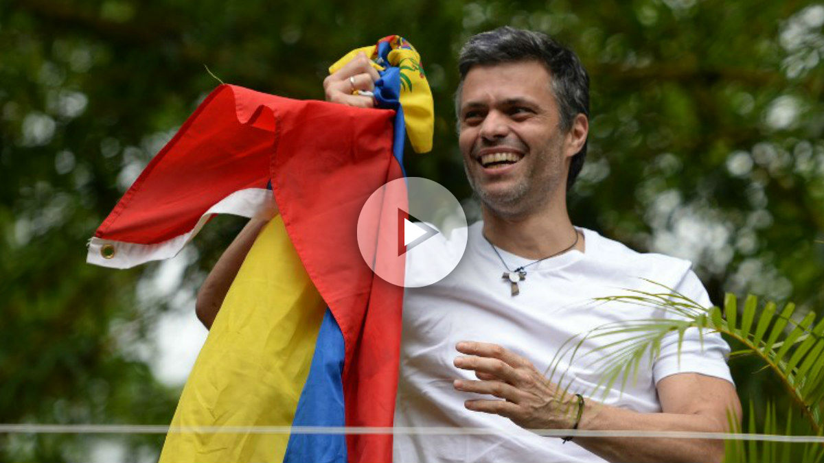 Leopoldo López ondea la bandera de Venezuela ser enviado a arresto domiciliario desde la prisión de Ramo Verde. (AFP)