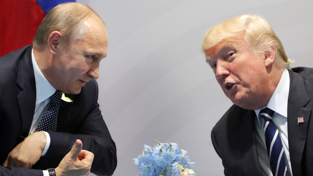Los presidentes ruso, Vladimir Putin, y estadounidense, Donald Trump, en Hamburgo durante la cumbre del G20. (AFP)