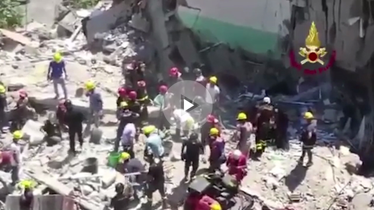 Bomberos tratan de rescatar supervivientes y cuerpos de los restos del edificio derrumbado en Torre Annunziata.
