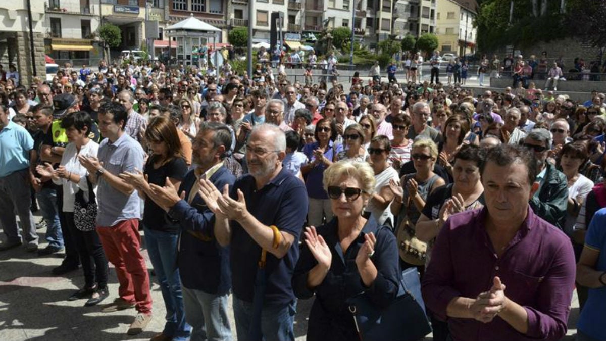 El alcalde de Sabiñánigo (Huesca), Jesús Lasierra (4d), durante la concentración que ha tenido lugar en la la plaza de España de dicha localidad, frente a la puerta de la casa consistorial. Foto: EFE