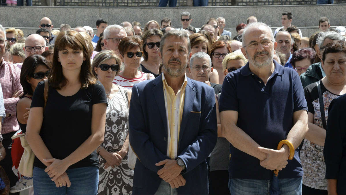 El alcalde de Sabiñánigo, Jesús Lasierra (centro), durante la concentración de repulsa por el asesinato de la niña. (EFE)