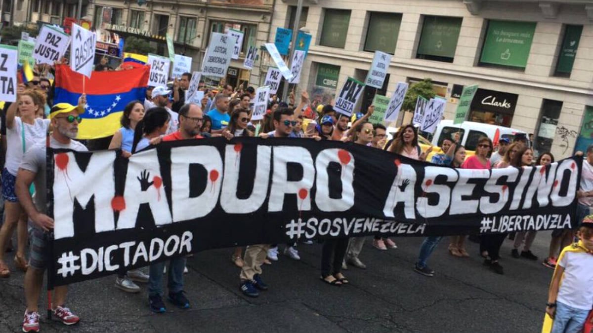 Cientos de opositores venezolanos se manifiestan en Madrid por la libertad de todos los presos políticos.