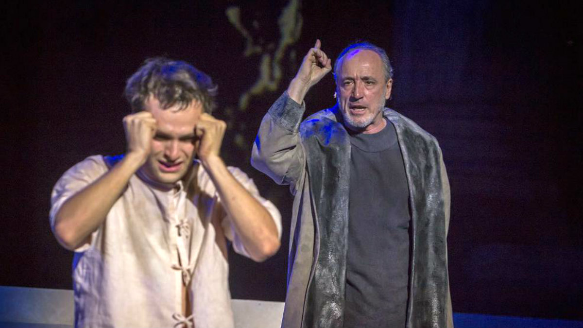 Ricardo Gómez y Roberto Álvarez en una escena de la Orestíada, en el Teatro Romano de Mérida. (Jero Morales / Festival de Mérida)