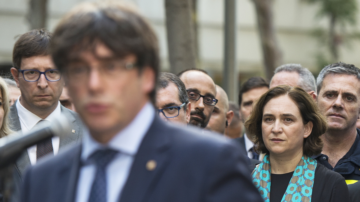 Carles Puigdemont y Ada Colau. (Foto: AFP)