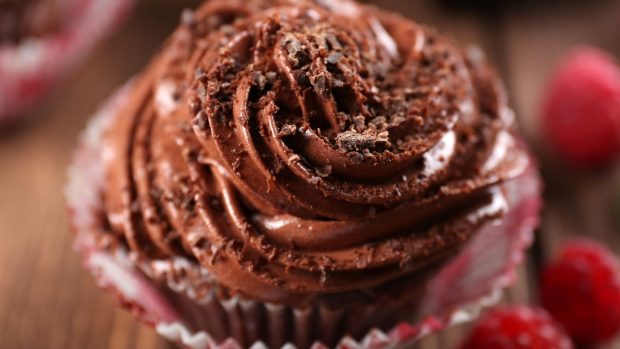 Cupcakes de chocolate y frambuesas, una receta dulce para toda la familia