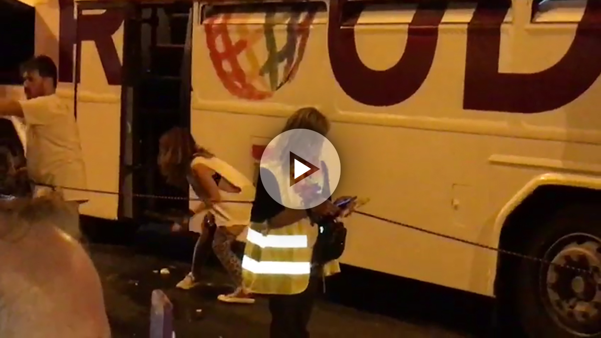 Una podemita se bajó del autobús de Podemos en la marcha del orgullo gay para orinar en la vía pública
