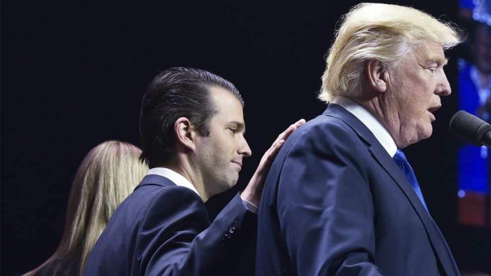 Donald Trump Jr. junto a su padre. (Foto: AFP)