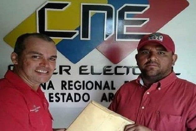 José Rivas, candidato a la Constituyente de Maduro, cuando entregaba su documentación electoral.