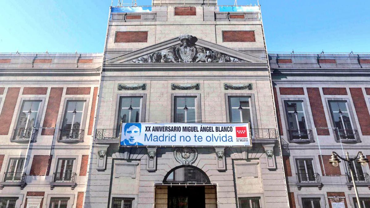 La pancarta en recuerdo a Miguel Ángel Blanco ya luce en la fachada de la Real Casa de Correos (Foto: Twitter)