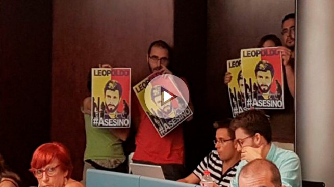 La CUP irrumpe en el Ayuntamiento de Barcelona con carteles de «Leopoldo asesino»