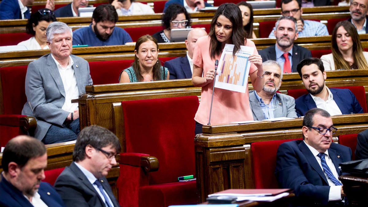 Inés Arrimadas se dirige a Carles Puigdemont en el Parlament. (Foto: EFE)