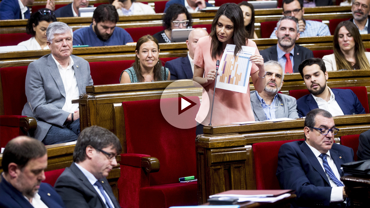 Inés Arrimadas se dirige a Carles Puigdemont en el Parlament. (Foto: EFE)