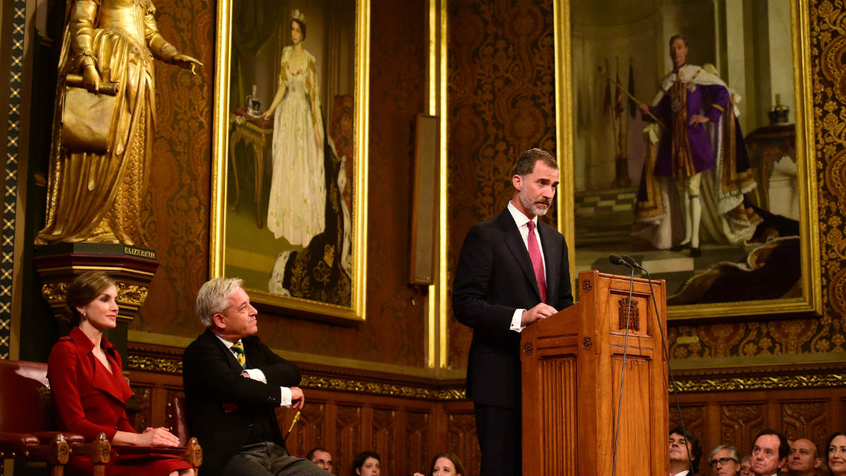 El Rey Felipe VI, durante su discurso ante el Parlamento británico, junto a la Reina Letizia y el presidente de la Cámara, John Bercow. (AFP)
