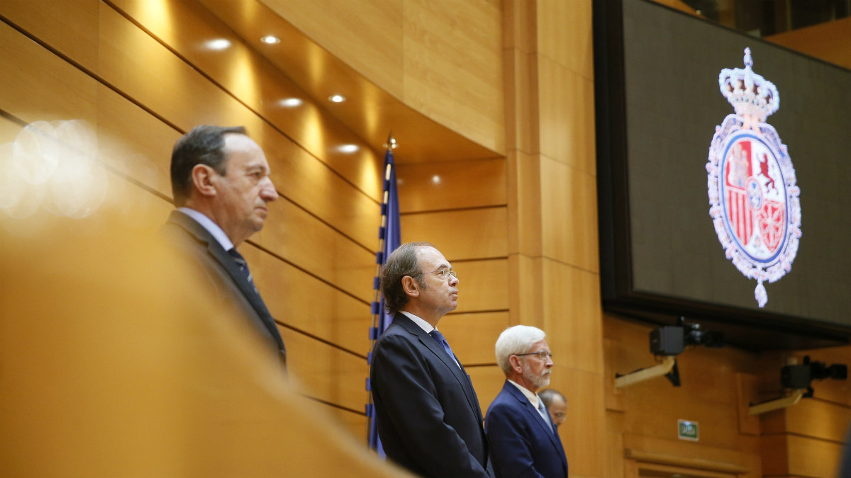 El presidente del Senado, Pío García-Escudero, junto a los vicepresidentes Sanz y Lerma, en el minuto de silencio por Miguel Ángel Blanco. (EFE)