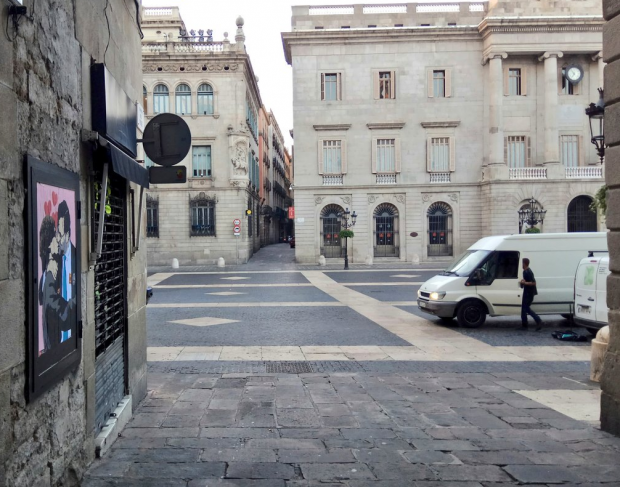 La obra del artista TvBoy en la que se ve a Rajoy besando, en la boca, a Puigdemont.