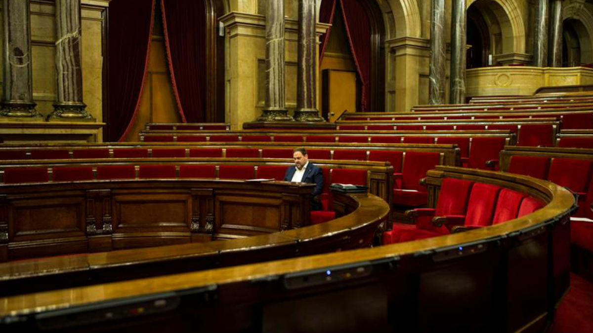 Oriol Junqueras espera en el Parlament vacío antes de que comience la sesión con un minuto de silencio por Miguel Ángel Blanco. Foto: EFE