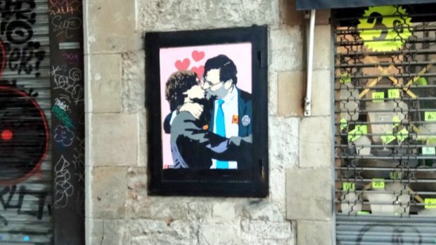 La obra del artista TvBoy en la que se ve a Rajoy besando, en la boca, a Puigdemont.