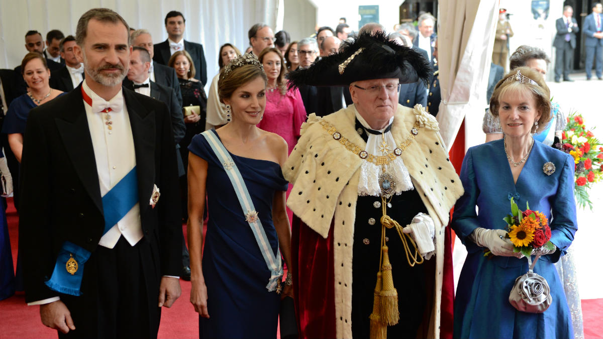 Los Reyes Felipe y Letizia, junto a Lord Mayor, Andrew Parmley, alcalde de la City, y su esposa. (AFP)