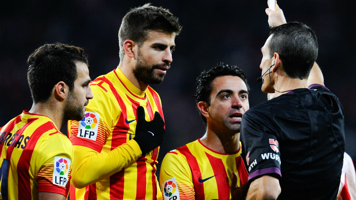 Xavi, Piqué y Cesc protestan al árbitro. (Getty)