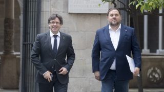 Carles Puigdemont y Oriol Junqueras. (Foto: EFE)