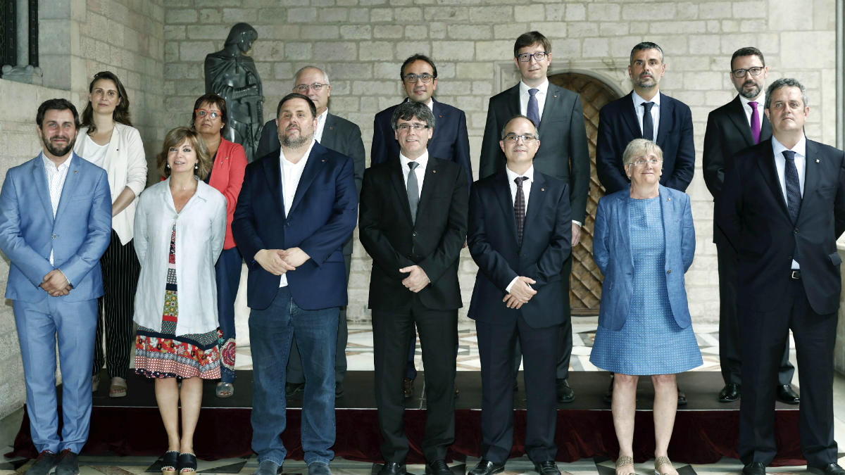El gobierno de Carles Puigdemont tras la promesa de los cargos de los nuevos consejeros. (Foto: EFE)
