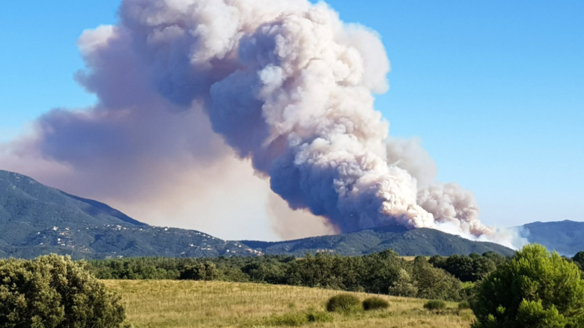 Una columna de humo denso del incendio de Le Boulou (Francia) vista desde Gerona (España).