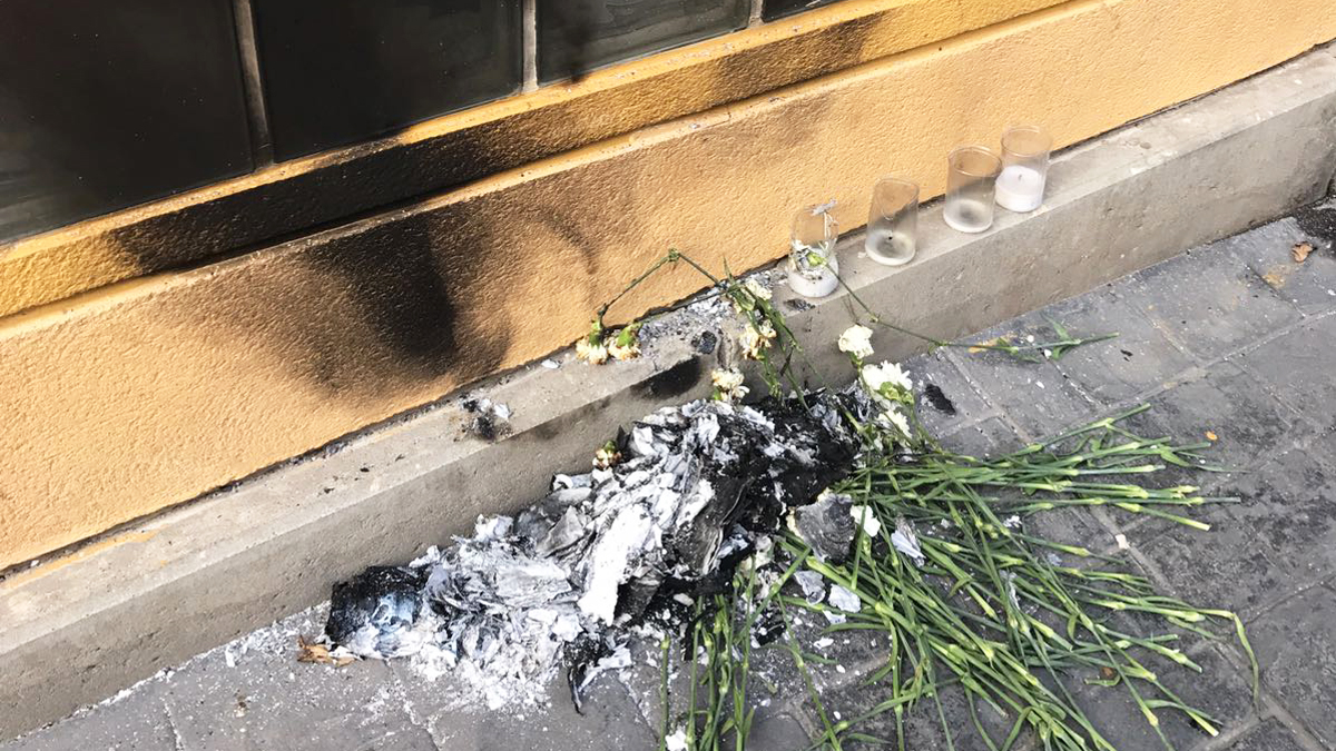 La ofrenda en memoria de Miguel Ángel Blanco en Getafe, quemada por radicales.