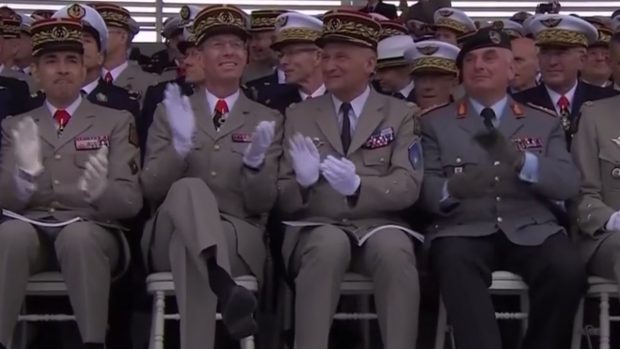 Militares franceses aplauden mientras la banda del ejército interpreta a DAft Punk ante Macron y Trump. 