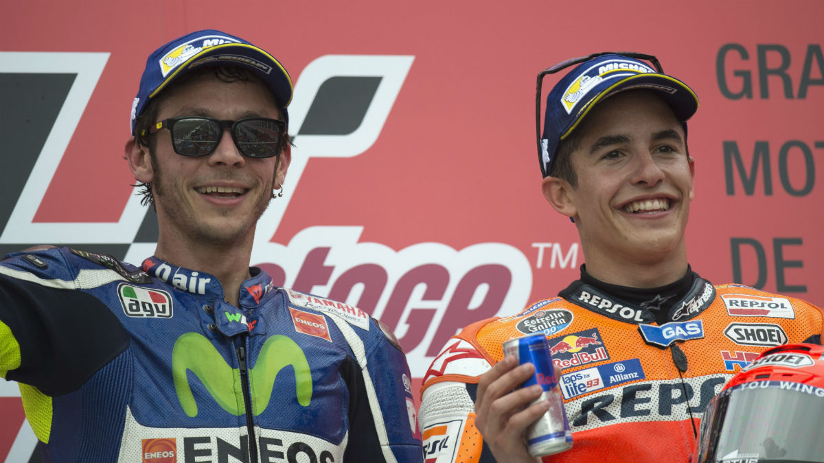Valentino Rossi comparte podio con Marc Márquez. (Getty)
