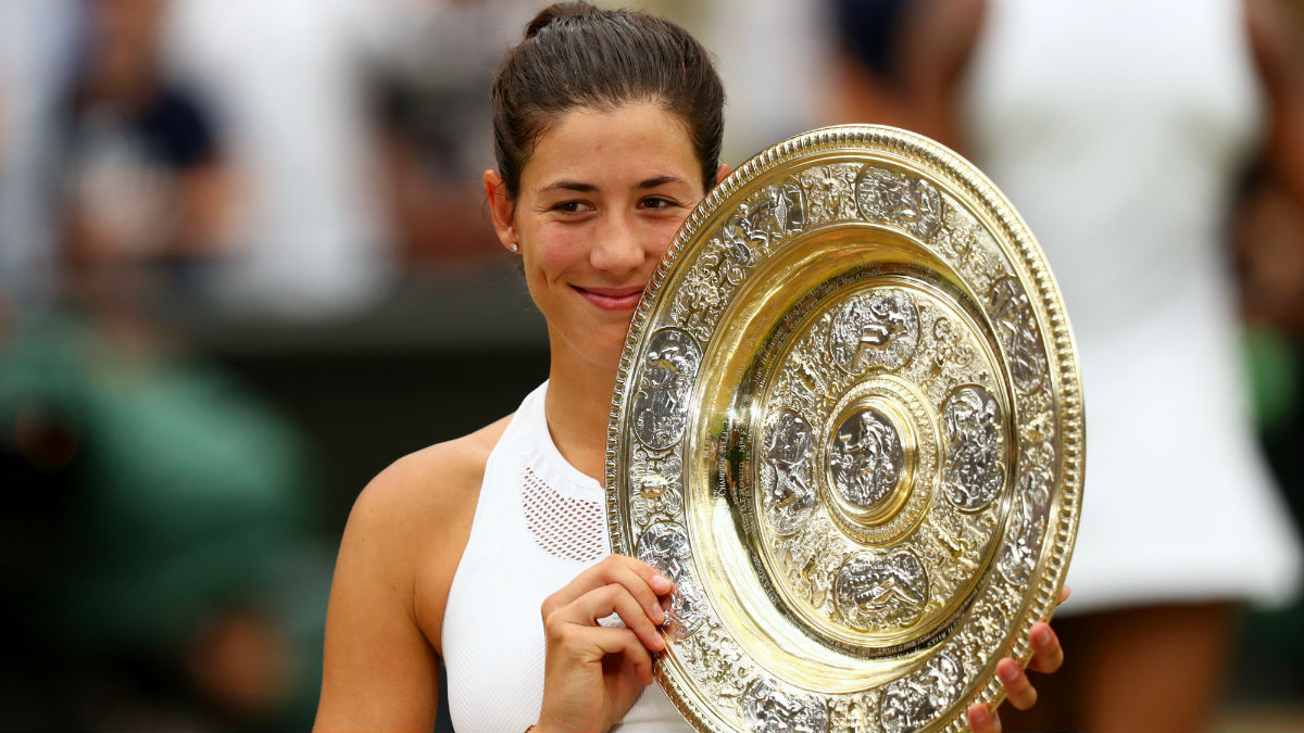 Garbiñe Muguruza posa con el trofeo de Wimbledon. (Getty)