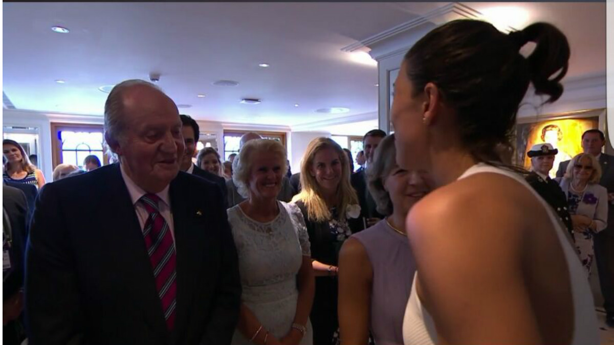 Juan Carlos I felicita a Garbiñe Muguruza.