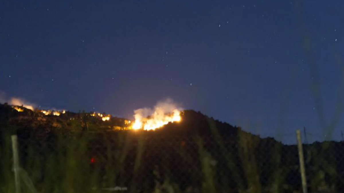 Vista de incendio forestal declarado ayer en la sierra de Arroyo de Serván (Badajoz) que sigue «activo y sin control». Foto: EFE