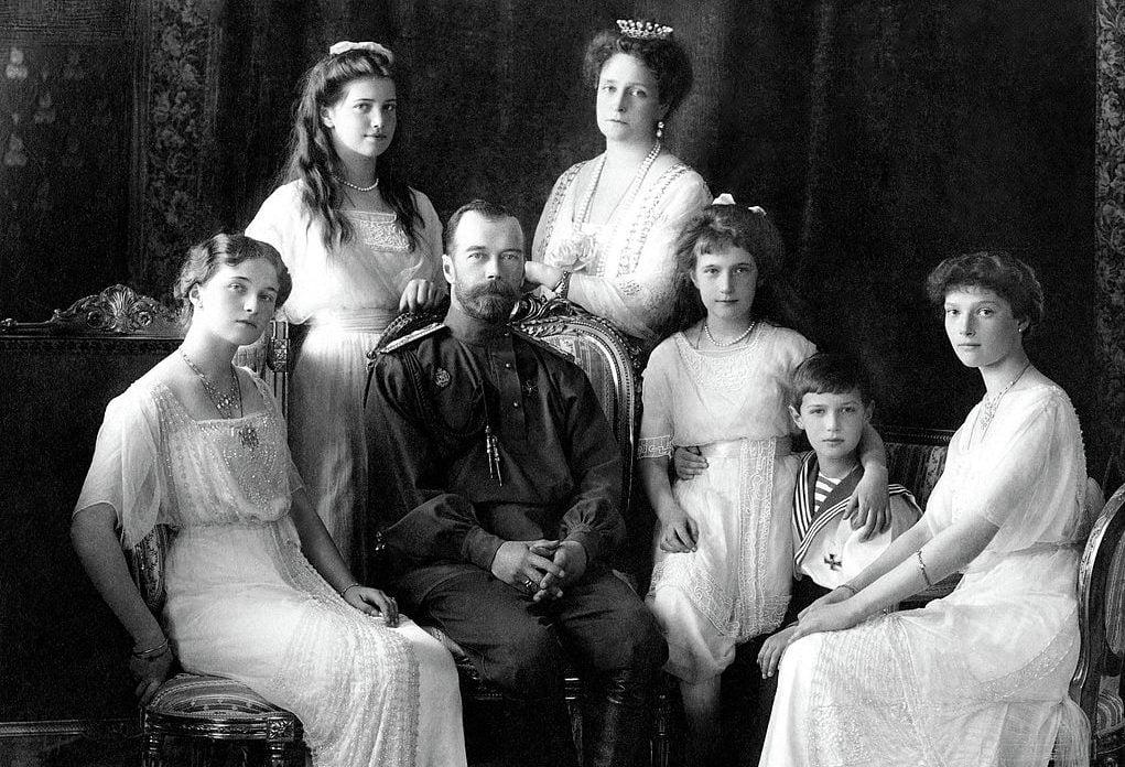 El zar Nicolás II y su familia son ejecutados un 17 de Julio por orden del Partido Bolchevique de Rusia.