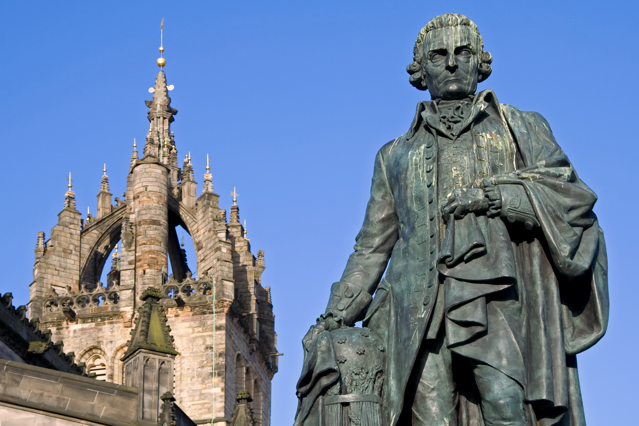Monumento en conmemoración a Adam Smith en Escocia.
