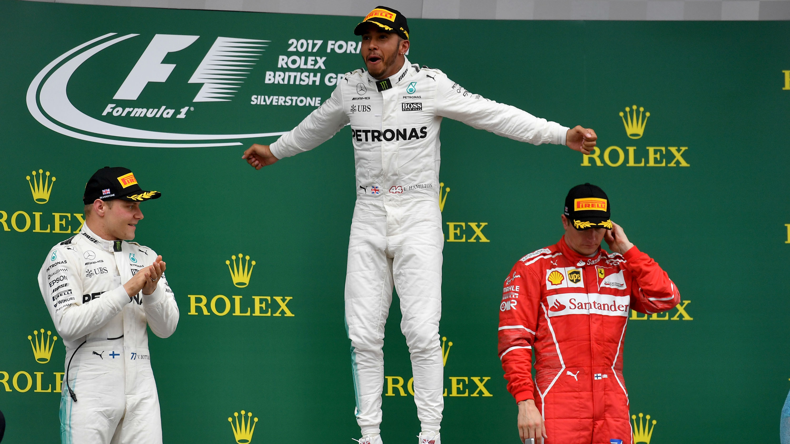 Lewis Hamilton, exultante en el podio de Silverstone. (AFP)