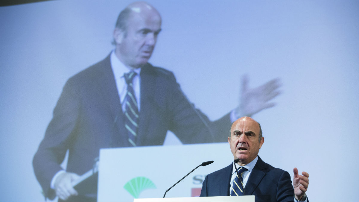 El Ministro de Economia, Industria y Competitividad, Luis De Guindos, durante su intervención en un desayuno-coloquio organizado en Málaga (Foto:EFE)