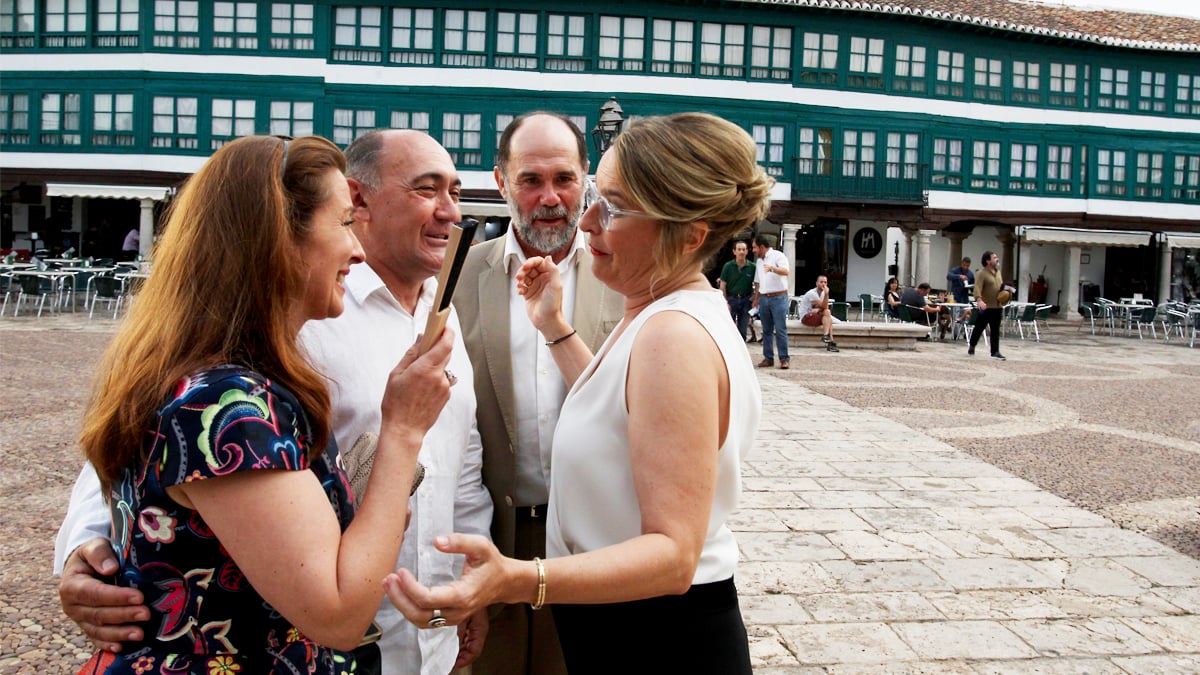 Natalia Menéndez, Pepa Pedroche, Arturo Querejeta y Joaquín Notario en la Plaza Mayor de Almagro. (Foto: EFE)