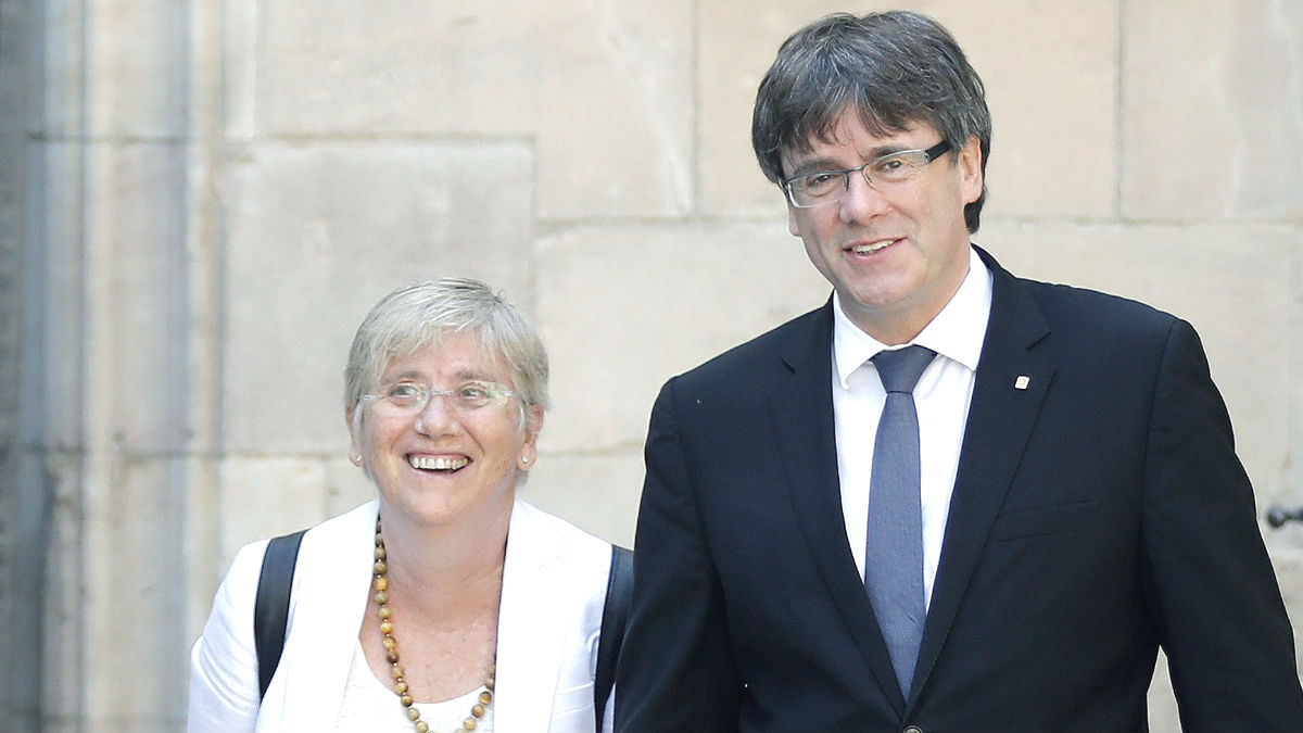 Carles Puigdemont y su ex consejera de Enseñanza, Clara Ponsatí. (Foto: EFE)