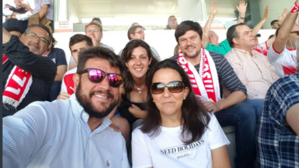 Rebeca Peral (segunda fila) y sus compañeros del PSOE de San Sebastián de los Reyes (TW)