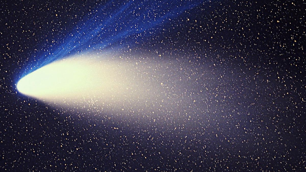 Alan Hale y Thomas Bopp descubren el cometa Hale-Bopp en 1995.