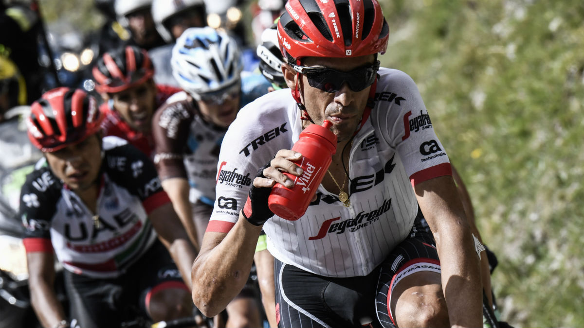 Contador bebe agua en la decimoséptima etapa del Tour de Francia. (AFP)