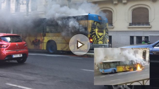 El autobús de la EMT ardiendo en plena calle Velázquez del centro de Madrid. Foto: @DavidDeSanchez