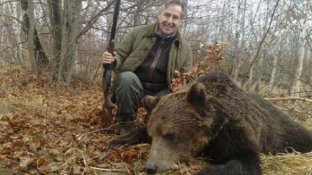 Miguel Blesa junto a un oso pardo balcánico que abatió en 2009 en Rumanía.