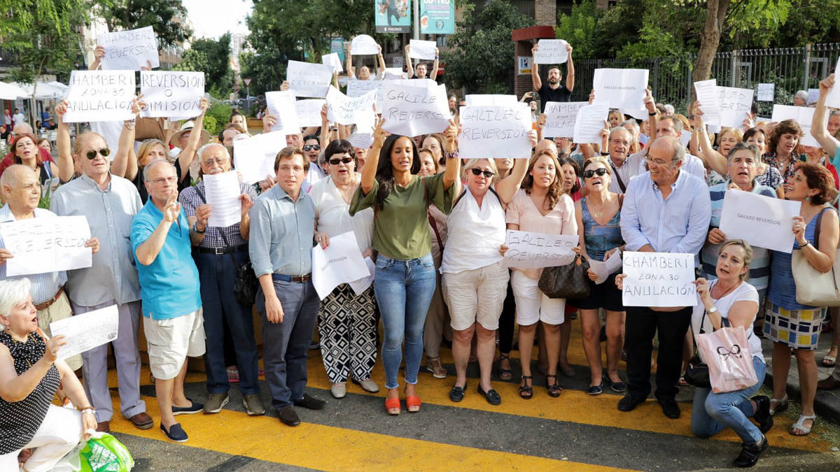 Manifestación contra la semipeatonalización de la calle Galileo.