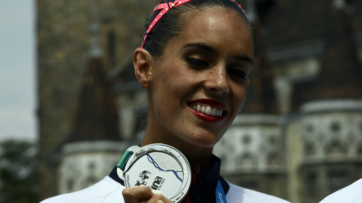 Ona Carbonell posa con su segunda medalla de plata en los Mundiales de Natación. (AFP)